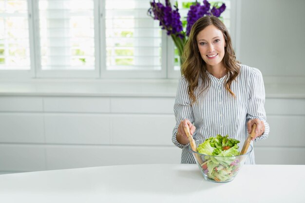 Žena pripravujúca šalát